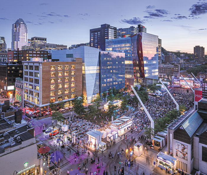 Vue du quatier des spectacles de Montréal à proximité de condos de luxe